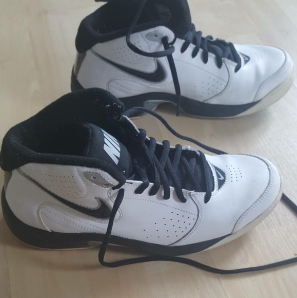 Nike sneaker size 8.5 - Picture 1 of 3